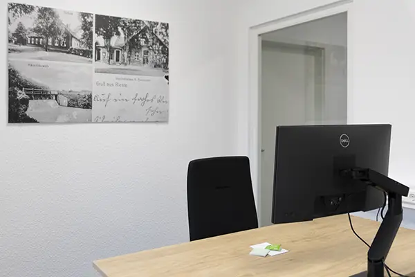 Schreibtisch mit Monitore