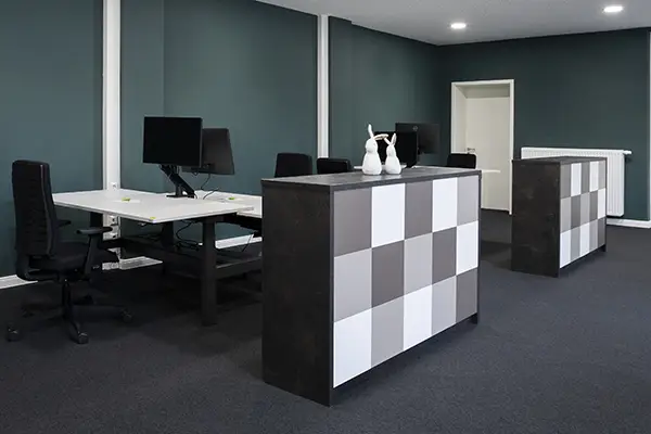 Raum mit Arbeitsplätzen